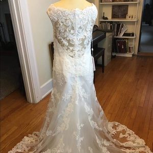 Brand new never worn Casablanca wedding dress. Size 14. Paid $800 asking $550.